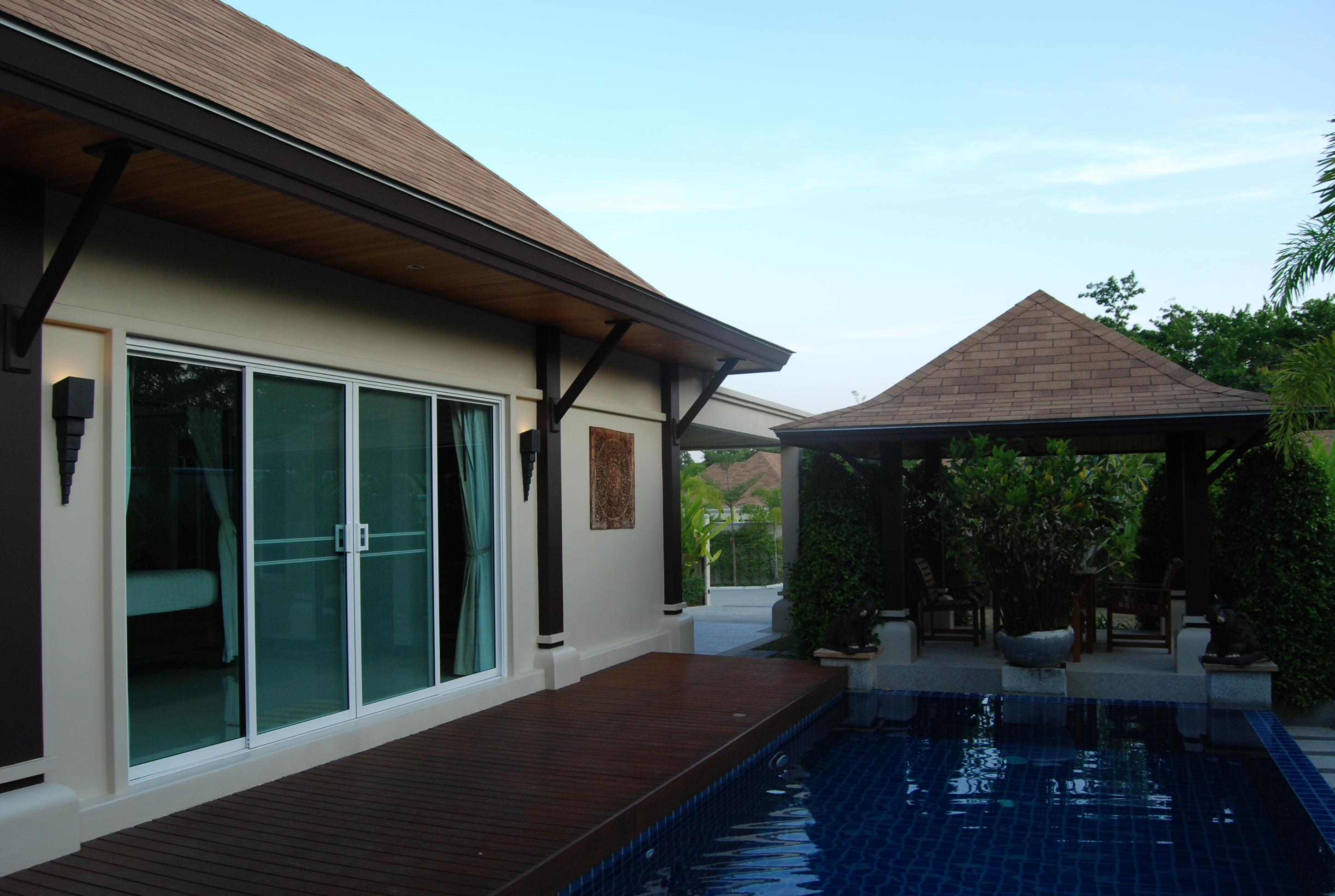 三亚和泰国哪个更适合旅游,三亚旅游和泰国旅游花费差多少钱