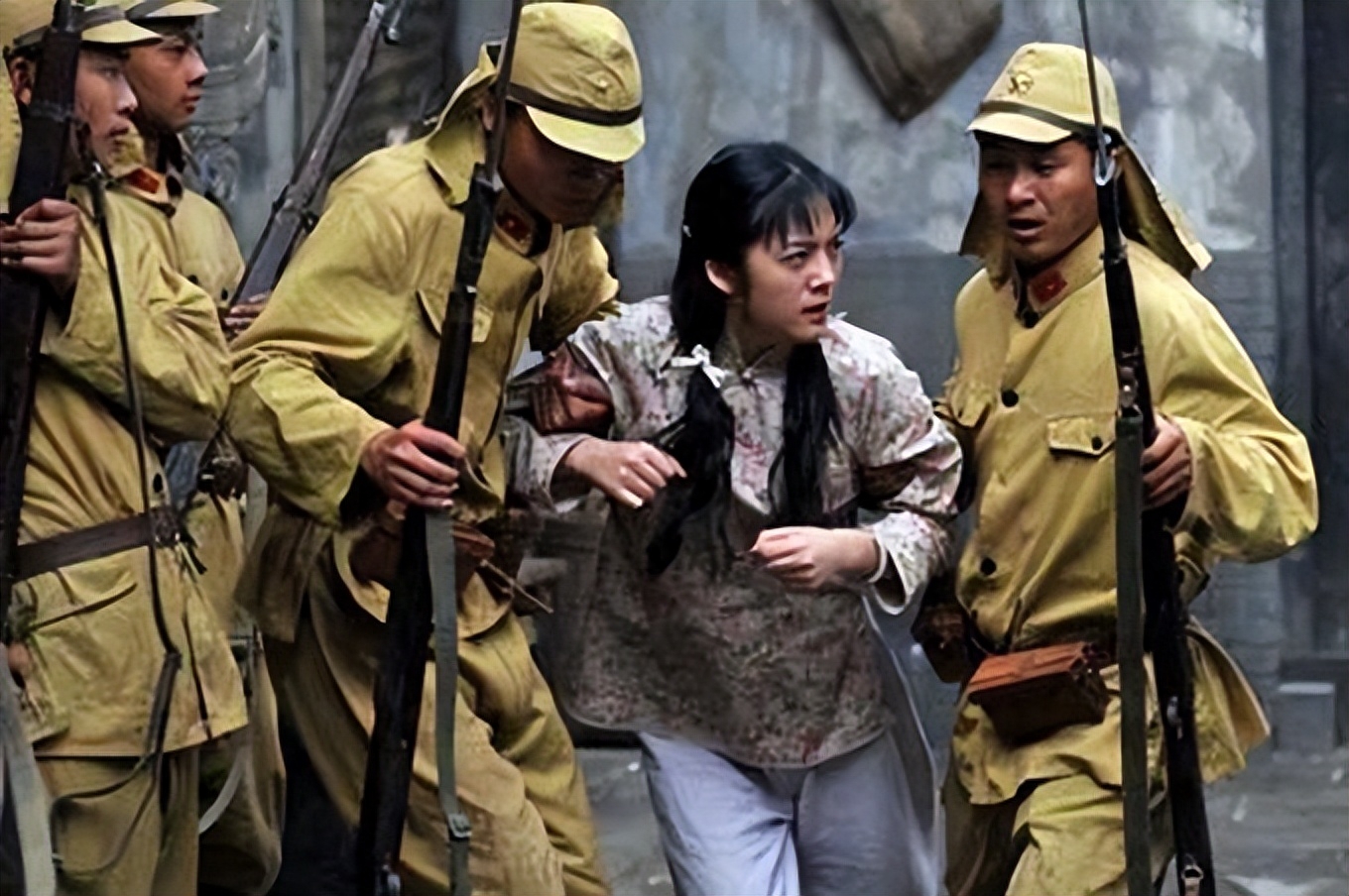 八路军科长被俘，假意娶汉奸之女，晚上试探出了姑娘的隐情