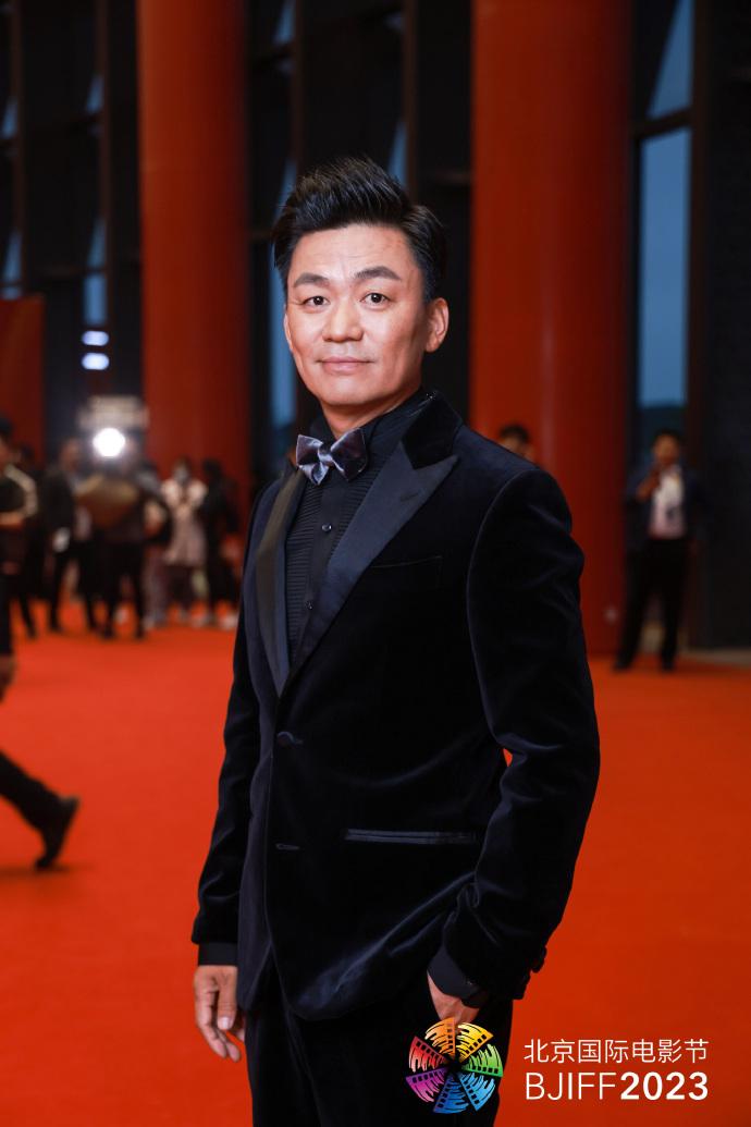 张颂文泪目北影节,北影节开幕式红毯张颂文害羞笑