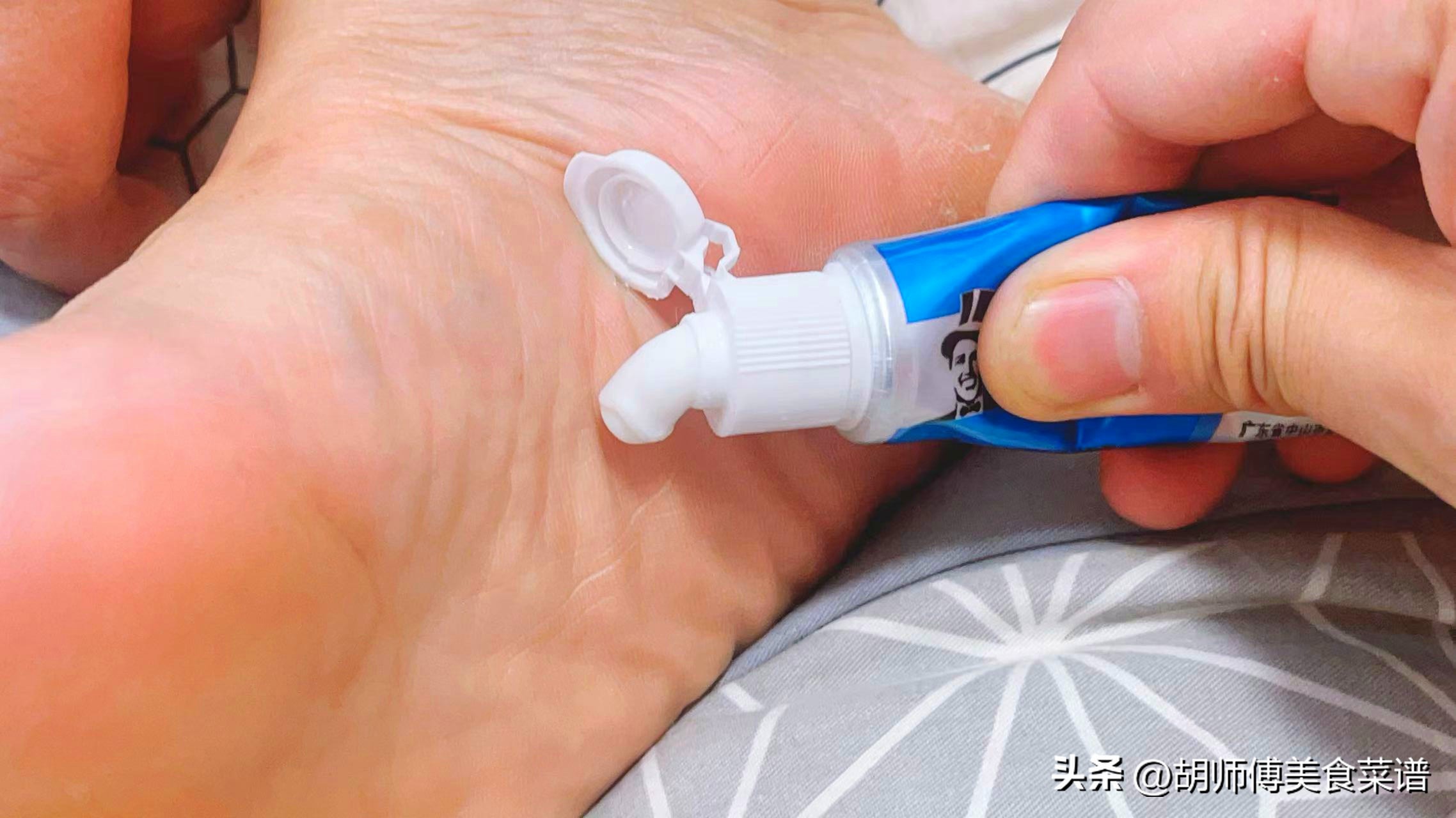 睡前在脚底抹点牙膏的作用,睡觉前脚底抹着牙膏有什么用