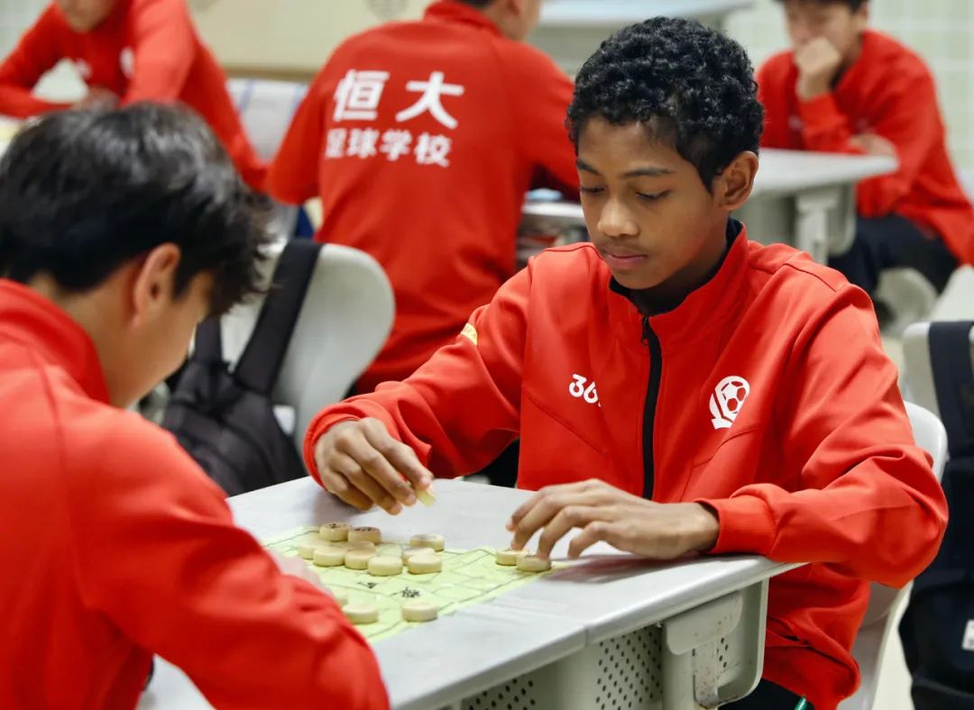 恒大足校盈利,恒大足校8年耕耘