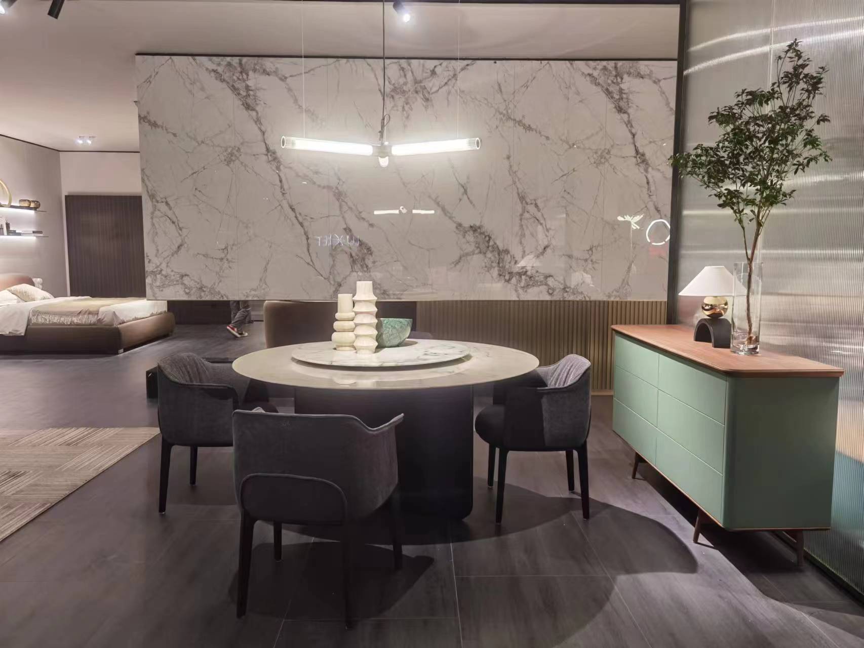 轻奢风餐桌椅组合怎么选,实木餐桌现代椅搭配