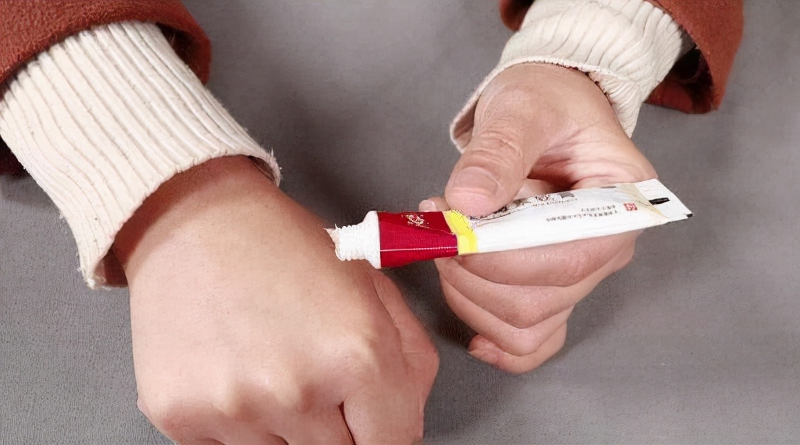 2块钱红霉素软膏成了祛斑专家,2块钱一支的红霉素软膏3个功效