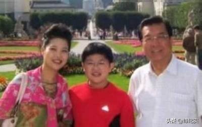 曝梦鸽带李天一移民美国，84岁李双江在国内挣钱，商演来者不拒