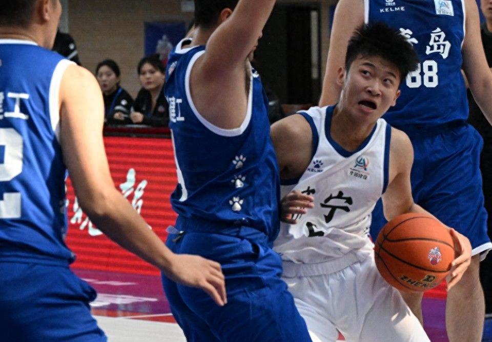 青岛险胜山东齐鲁德比六连胜,山东vs青岛大逆转