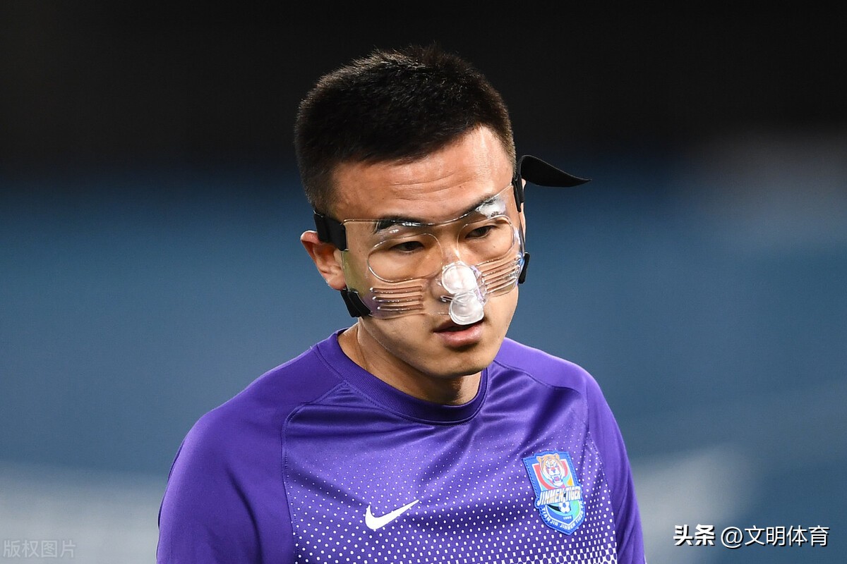 面具侠来了!津门虎队除贝里奇外还曾有两名面具侠前锋征战中超
