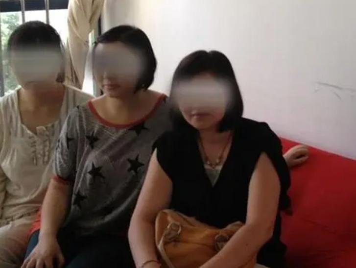 画面不堪入目！“人*交奶**易”乱象，成年人竟然能躲在怀里喝奶？