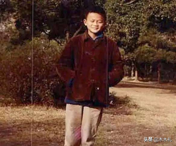 马云1964年出生在曲艺家庭，3次参加高考，第一次高考数学考1分