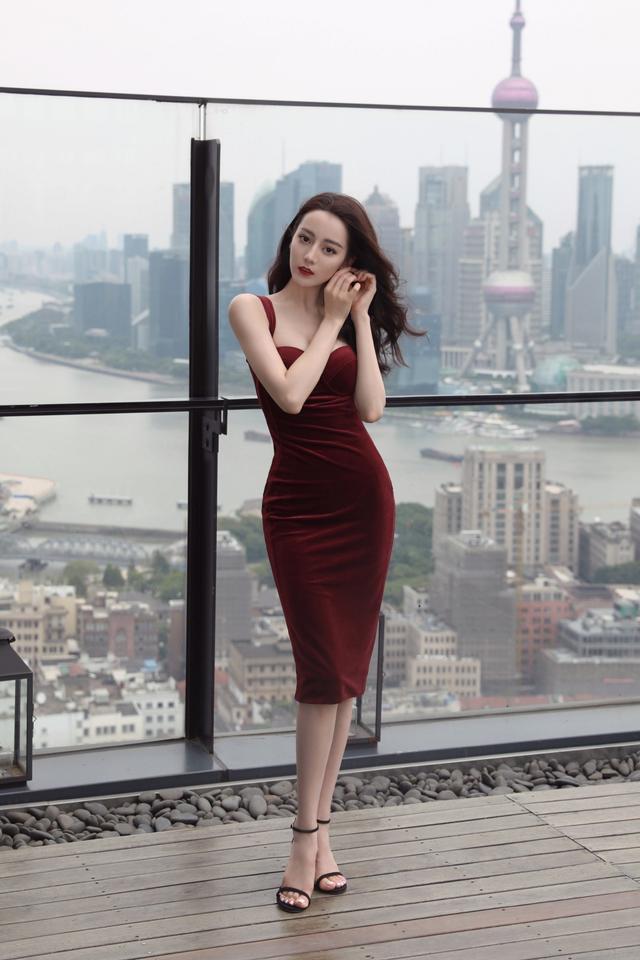 “酥胸半露”却偏要捂着,故作矜持,有一种尴尬叫迪丽热巴玩性感