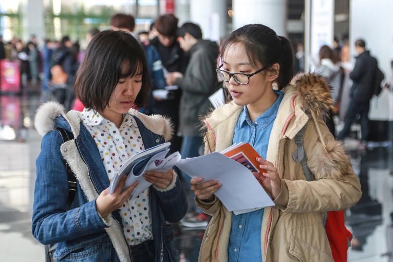 社招跟校招的薪资差距,校招进的公司和社招待遇一样吗