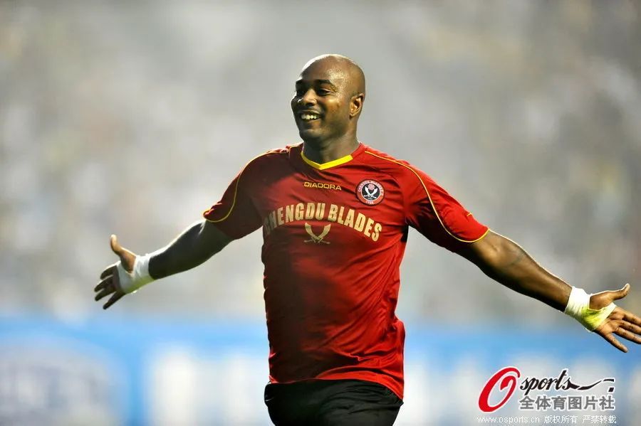 布里斯小传丨年少父亲踢球养家，法甲射手定居成都