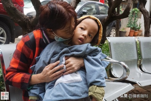 男童重病垂危妈妈哭,两岁男童罹患怪病