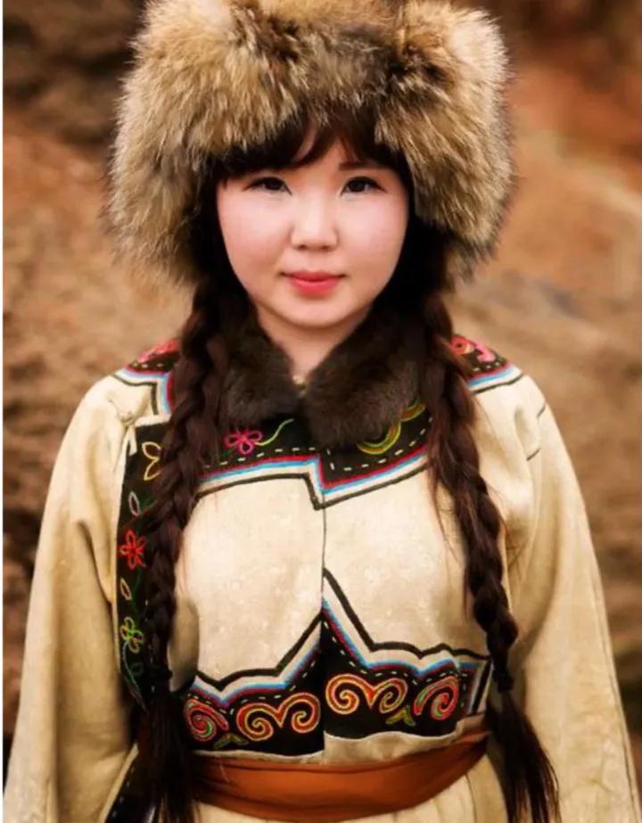 五十六个民族的风俗和服饰,五十六个民族代表服饰图片