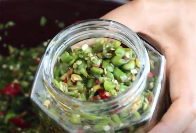 现在季节腌辣椒的正宗腌制方法,腌辣椒10斤的正宗腌制方法