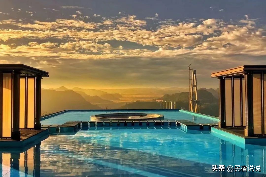 在云雾缭绕的朵花特大桥边隐藏着一家温泉酒店