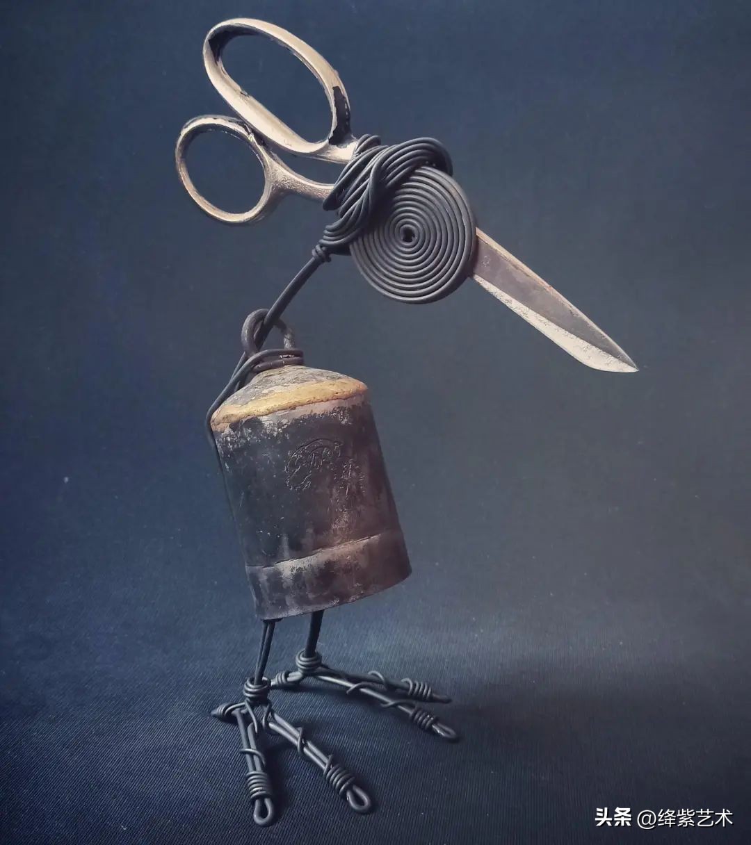 他用一把废剪刀和几根细铁丝，制作异域风格雕塑，效果出奇地好