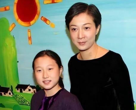 同样是成龙基因，把林凤娇儿子和吴绮莉女儿一对比，差距就出来了