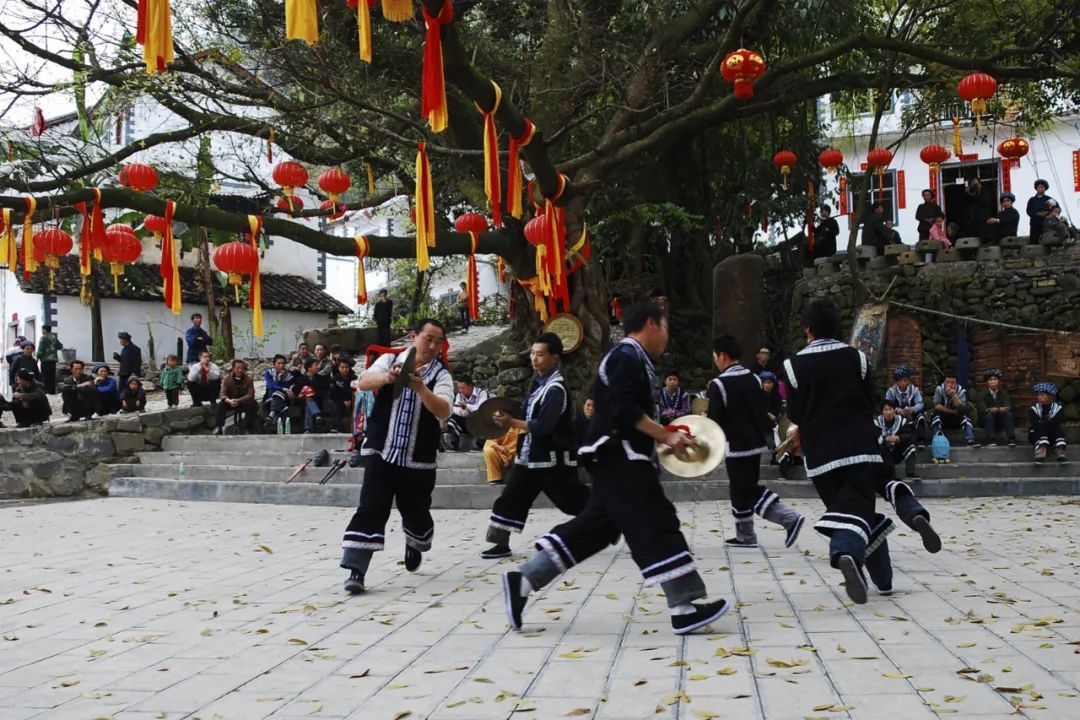 黔西南州布依族和苗族穿戴区别,兴义旅游布依族传统服饰