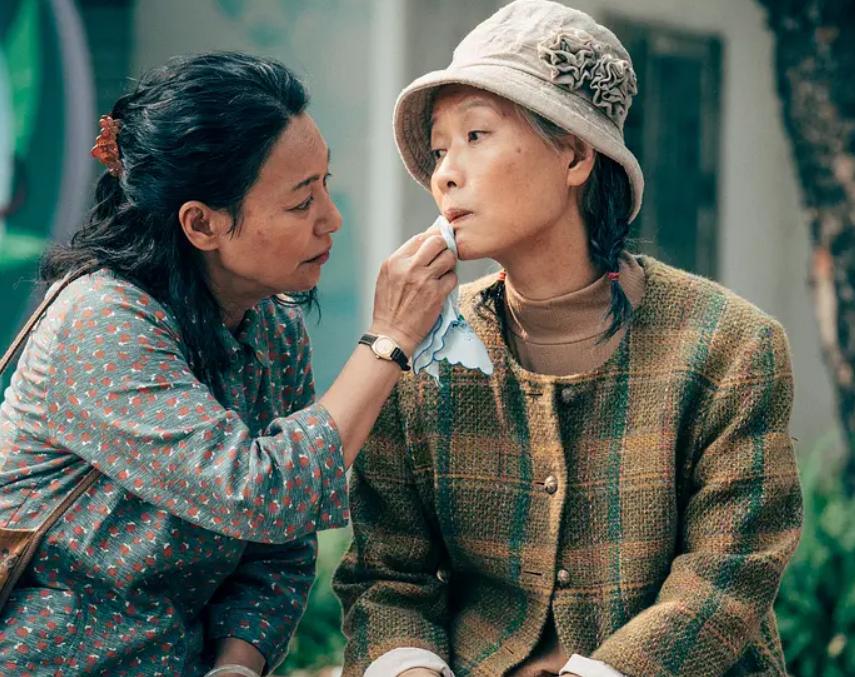 难得“聚焦低收入老年人”的好电影：四个神仙戏骨，一台刻骨铭心