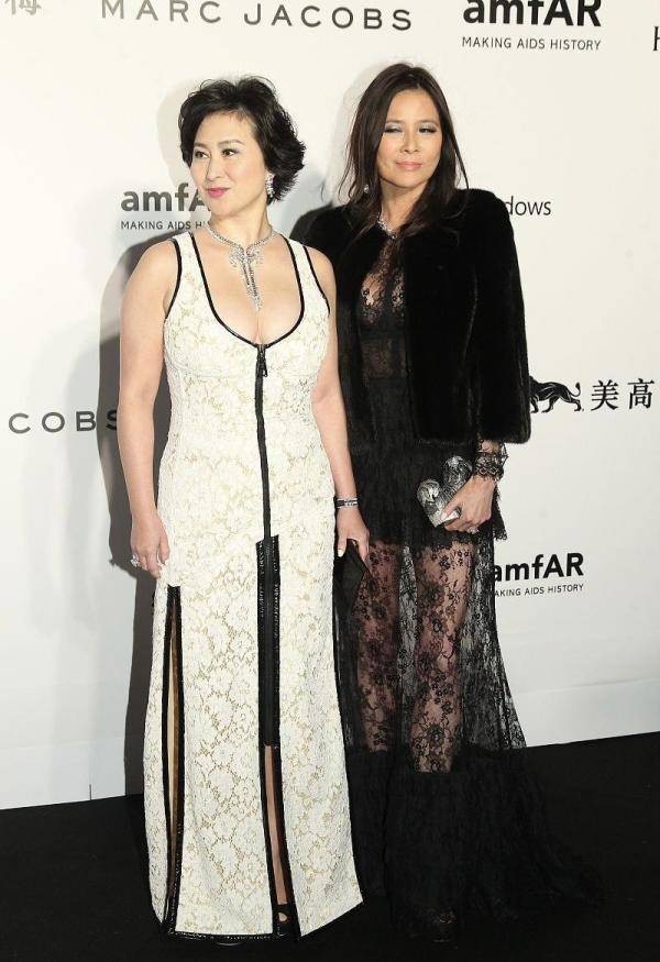 何超琼骨子里的贵气穿浅紫色,何超琼气质高贵