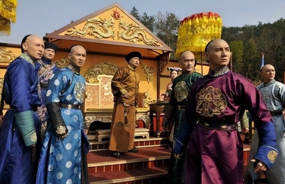 康熙把皇长子圈禁起来,康熙的第一个儿子和长子