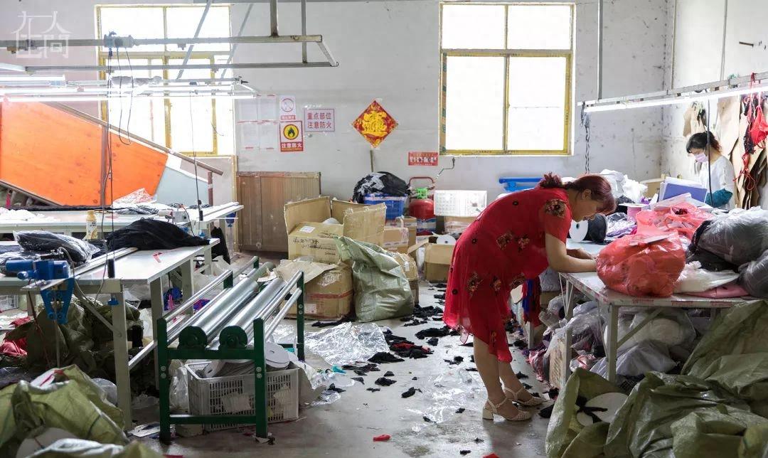 天地间丨情趣内衣小镇的女农民工每天往返于工厂和田间地头