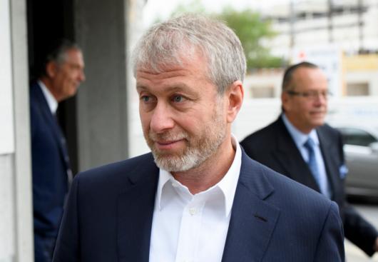 应该谴责而不是赞美，英媒呼吁蓝军球迷攻击阿布，想体面离开都难