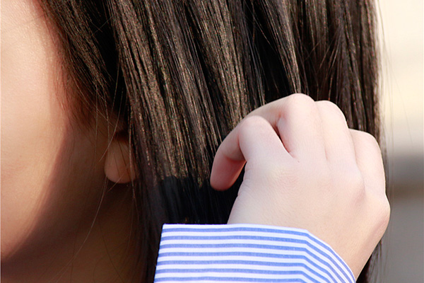 头皮屑大块大块的掉应该怎么治疗,头皮屑大块掉什么原因造成的