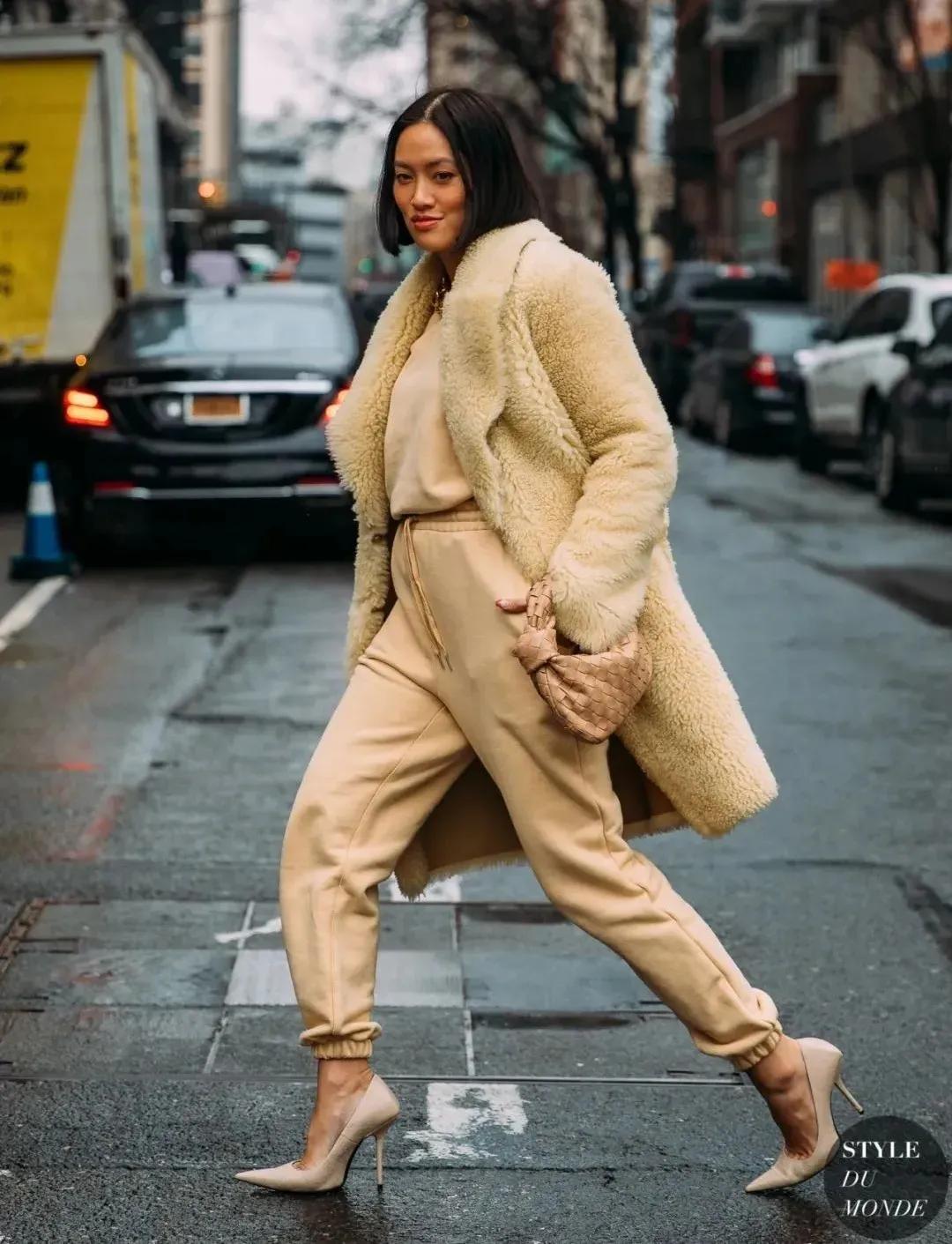 粉红卫衣穿搭女春秋套装,粉色连帽卫衣套装内搭