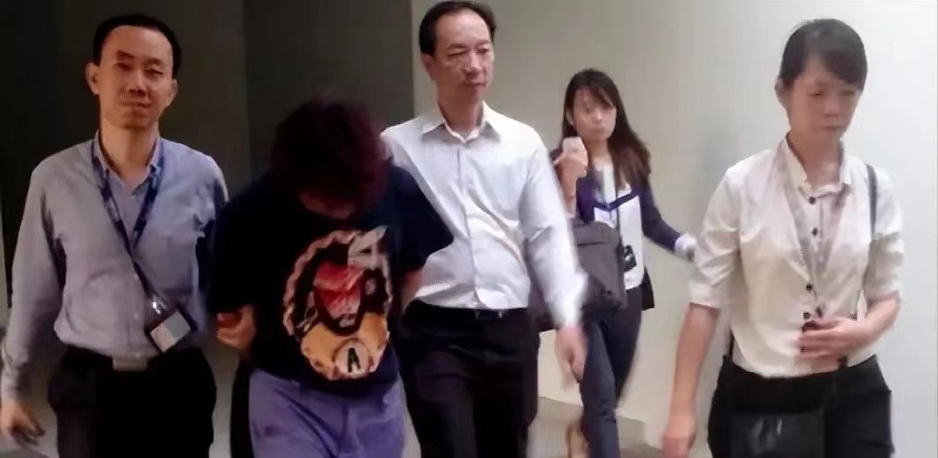 中国小伙照顾80岁外国老人,中国小伙为报恩带瑞士老人回国