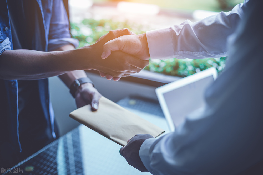 恋爱没几天男方跟我要钱,恋爱期间男友借钱