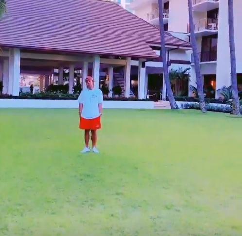 罗志祥在国外大街上搞怪,做各种滑稽的动作,疑似又开始放飞自我