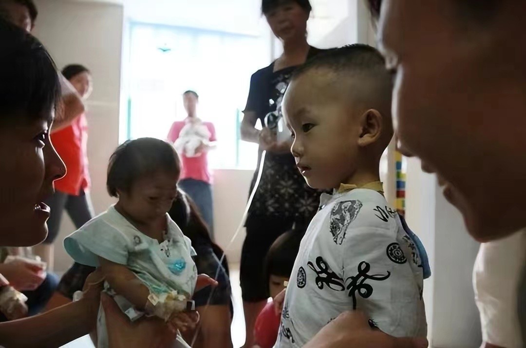 袖珍人梁小小刚刚出生的样子,袖珍女孩梁小小现在长大的样子