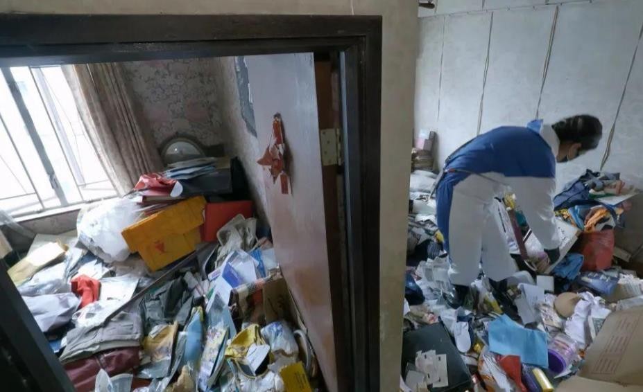 精英高管死于37㎡的独居房：妻儿移民后，他和5吨垃圾生活了20年