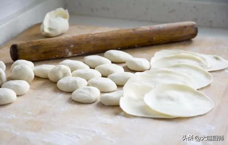 擀饺子皮的小技巧,擀饺子皮时用什么粉才不会粘