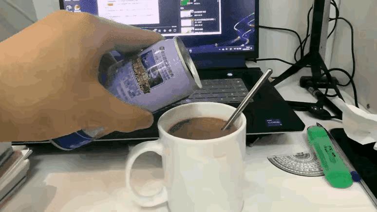 老师上课忘记关投影仪了,女老师上课期间忘记关投影仪