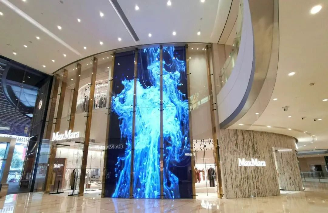 勉盛|MaxMara服装连锁门店智慧显示屏解决方案