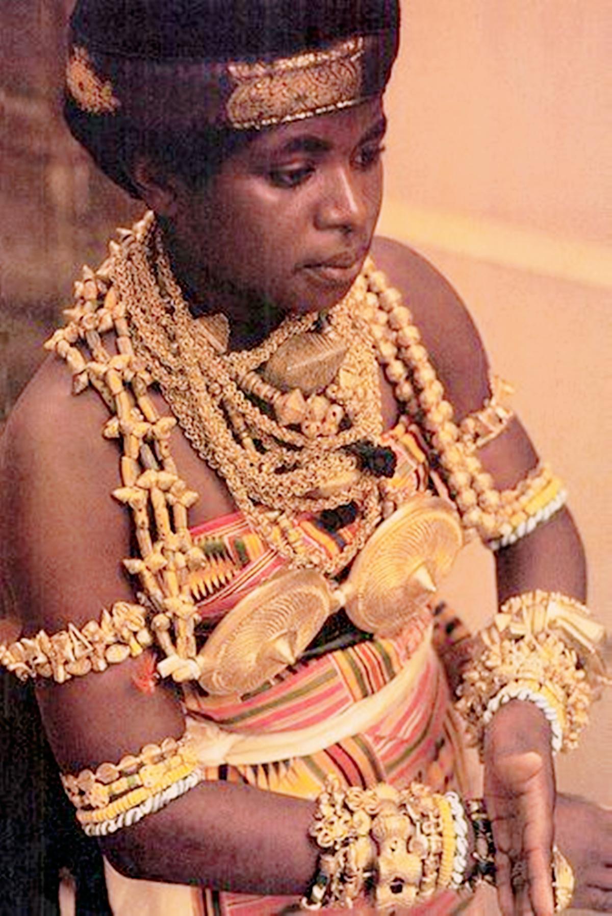 非洲“奢侈”的部落，孩子把黄金当玩具，女性连内衣都是金子做的