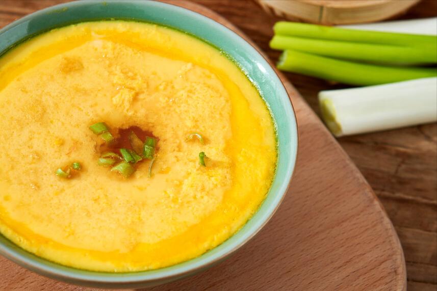 蒸鸡蛋羹又滑又嫩放热水还是凉水,蒸鸡蛋羹切记别只用清水