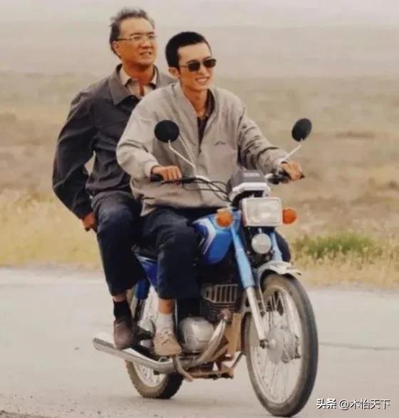 三十多年前的一张老照片,村里第一辆摩托车