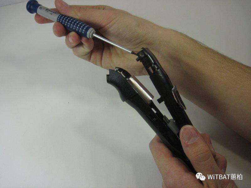 华尔电推剪怎么拆开清理,华尔电推剪更换电池教程