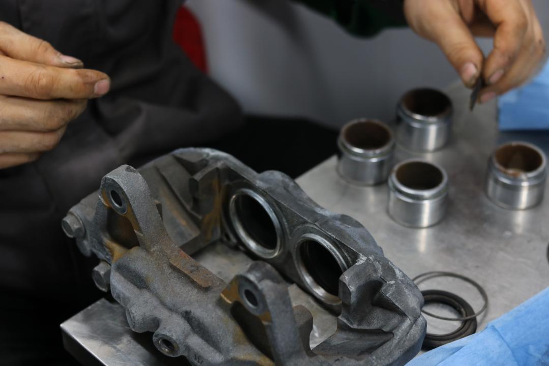 03年丰田霸道全车翻新多少钱,2004款丰田霸道拆车视频