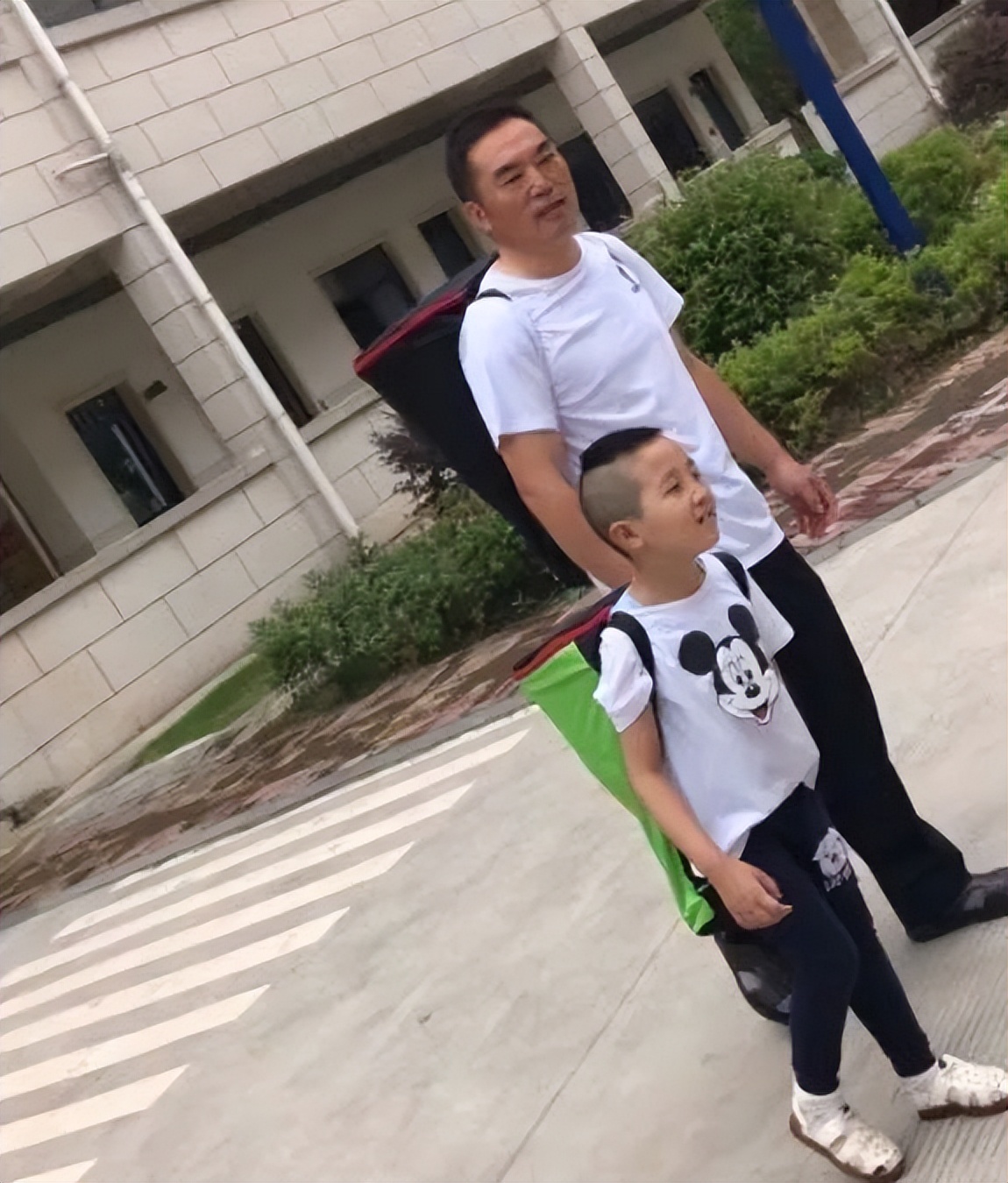 孩子16岁了才发现是自闭症,20岁的儿子重度自闭症