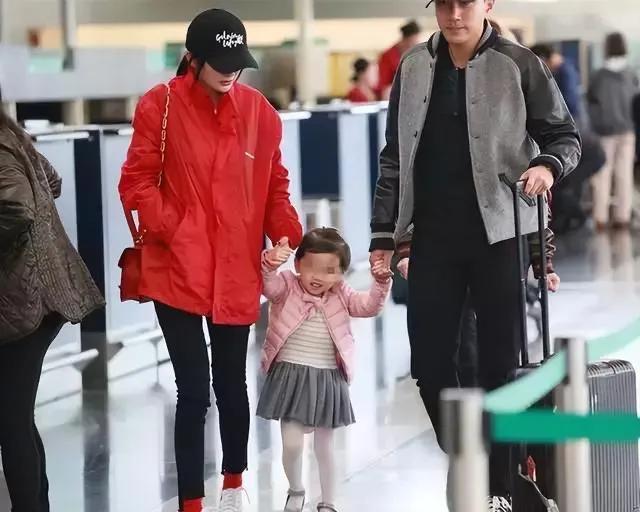 杨幂赴香港看望小糯米,刘恺威和杨幂带小糯米走机场