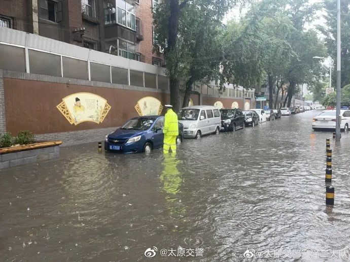 太原交警：窗外下着雨，我在守护你