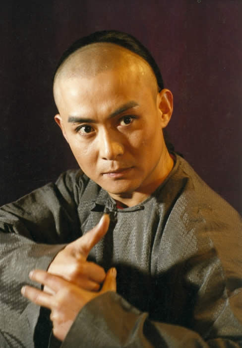 演员邢岷山:和老师女儿结婚,英雄救美被毁容,老婆女儿是心肝