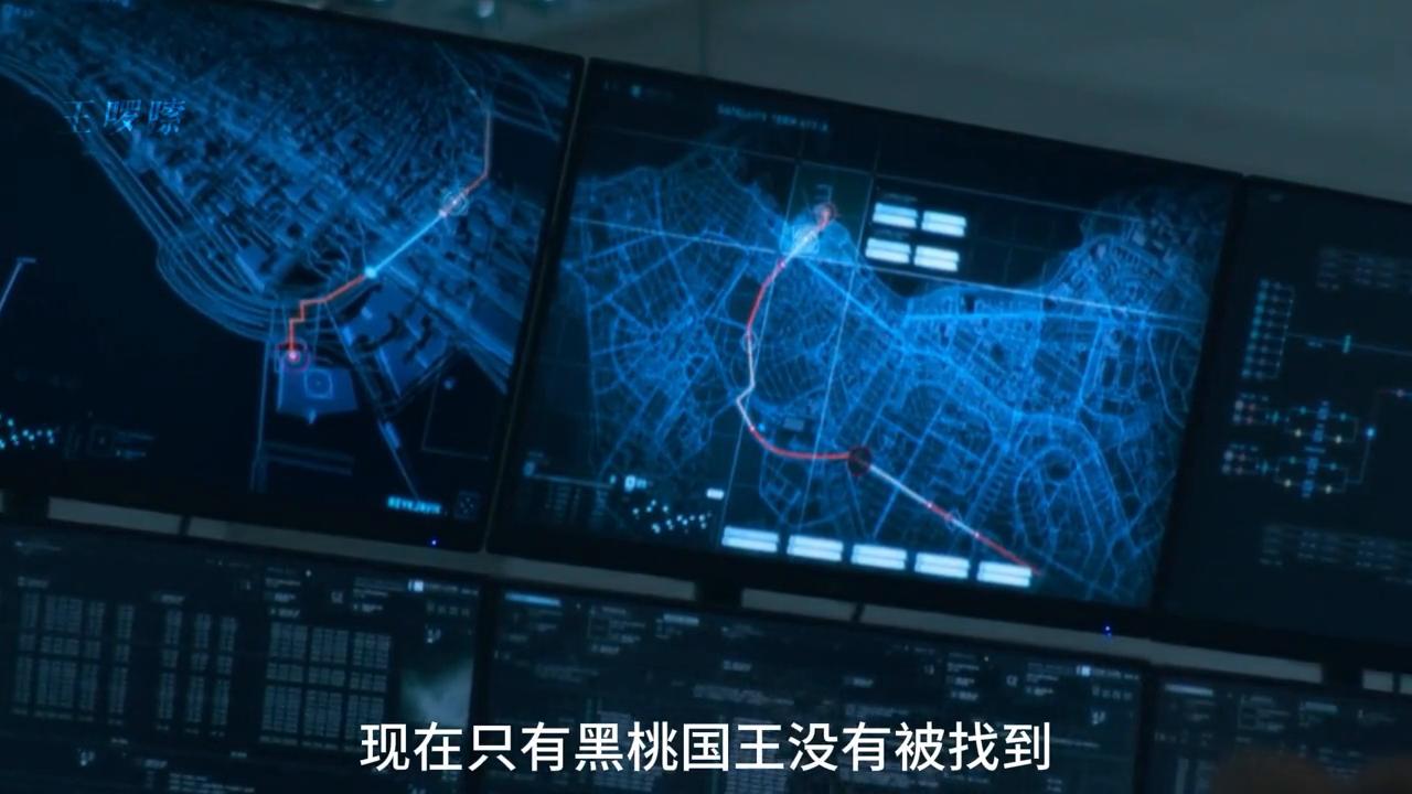 女子被同伙背叛,女子被毒针打中昏迷被扛走