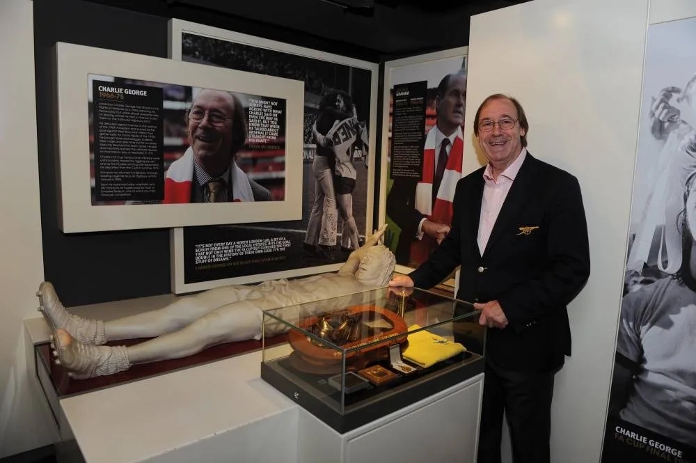 父亲节带着爸爸一起踢球,父亲节孩子和爸爸的篮球互动