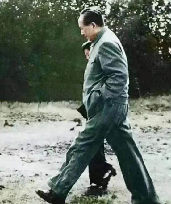 52年毛主席游孔林，突听“砰”一声响，他问孔子后人：这常打枪吗