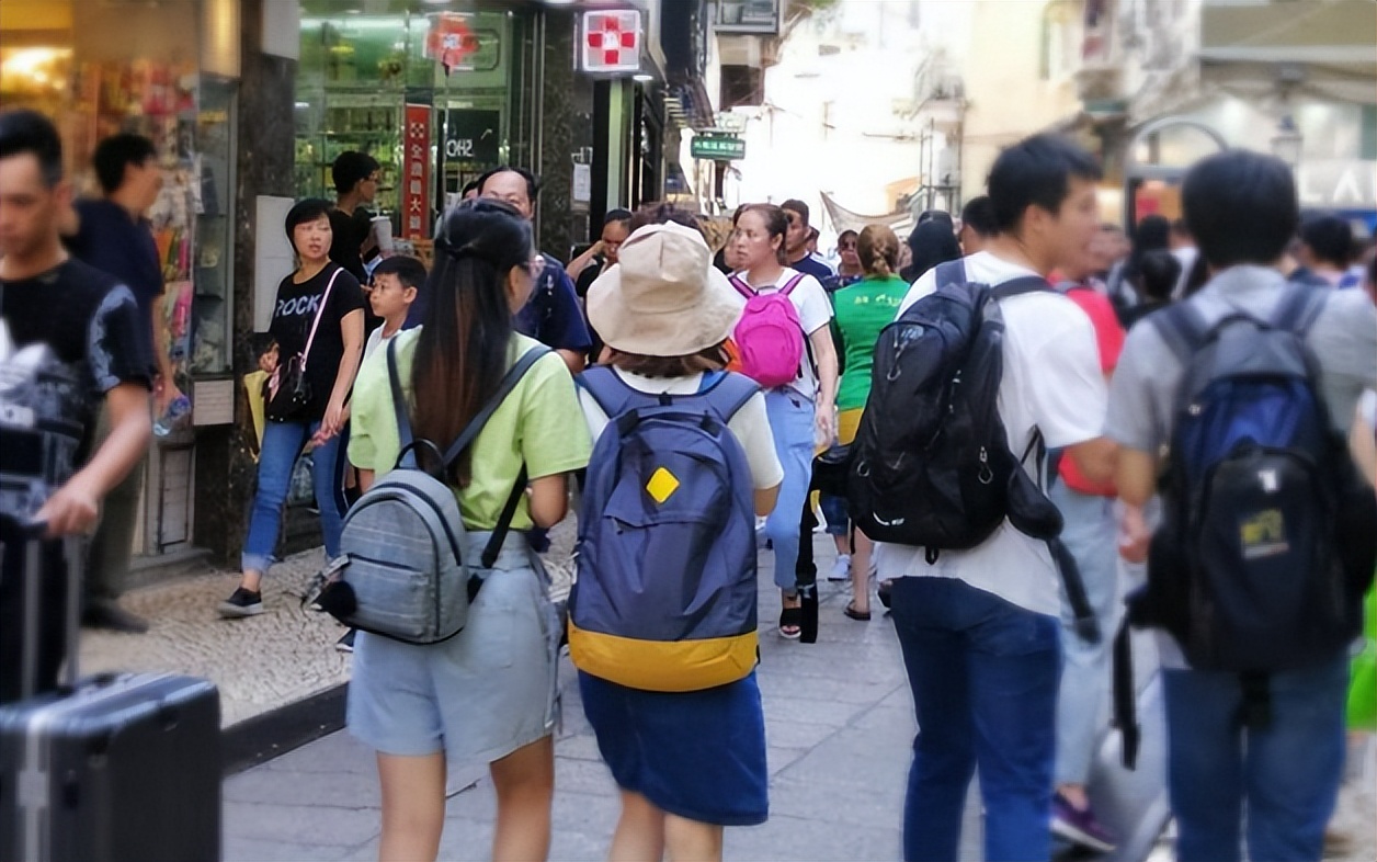 曼谷街头惊现很多中国籍,曼谷街头熙熙攘攘的人群